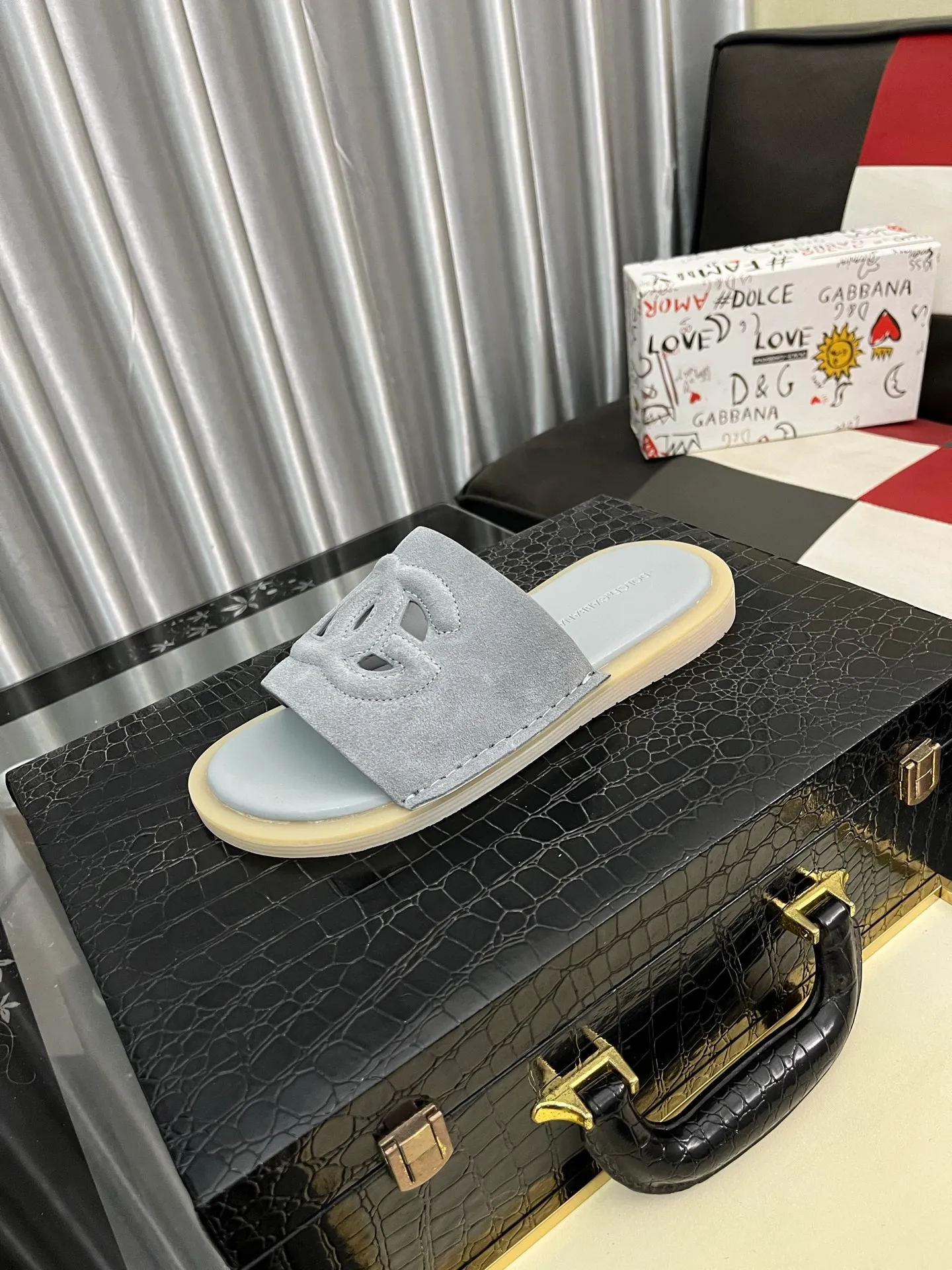 Men's Men's Shoes 💰340⌚️⌚️ (DG) The latest casual slippers are fashionable and versatile, and can add luster to various looks. Create an exquisite design with unique dynamic vitality and modern atmosphere, showing modern elegance. Size: 38-442️⃣Colors available